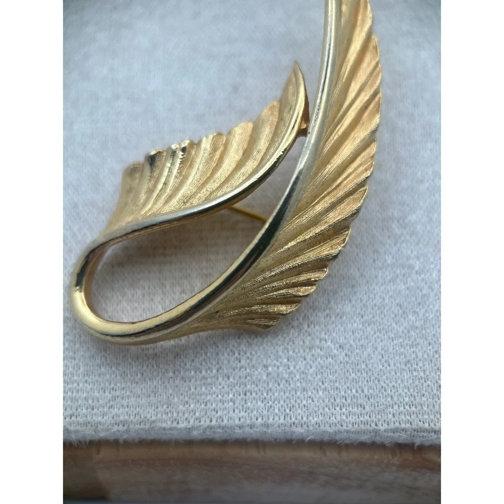 Vintage Brooch Gold Tone Leaf Elegant Curved Mid-Century Pin‎ Feather